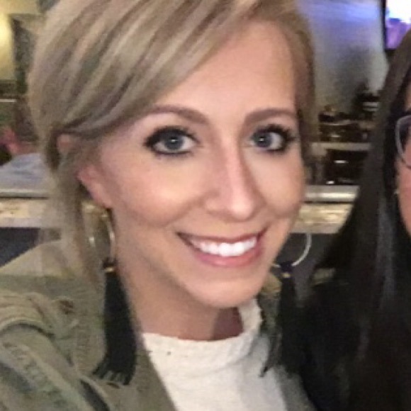 Meet your Posher, Nicole - Picture 1 of 1